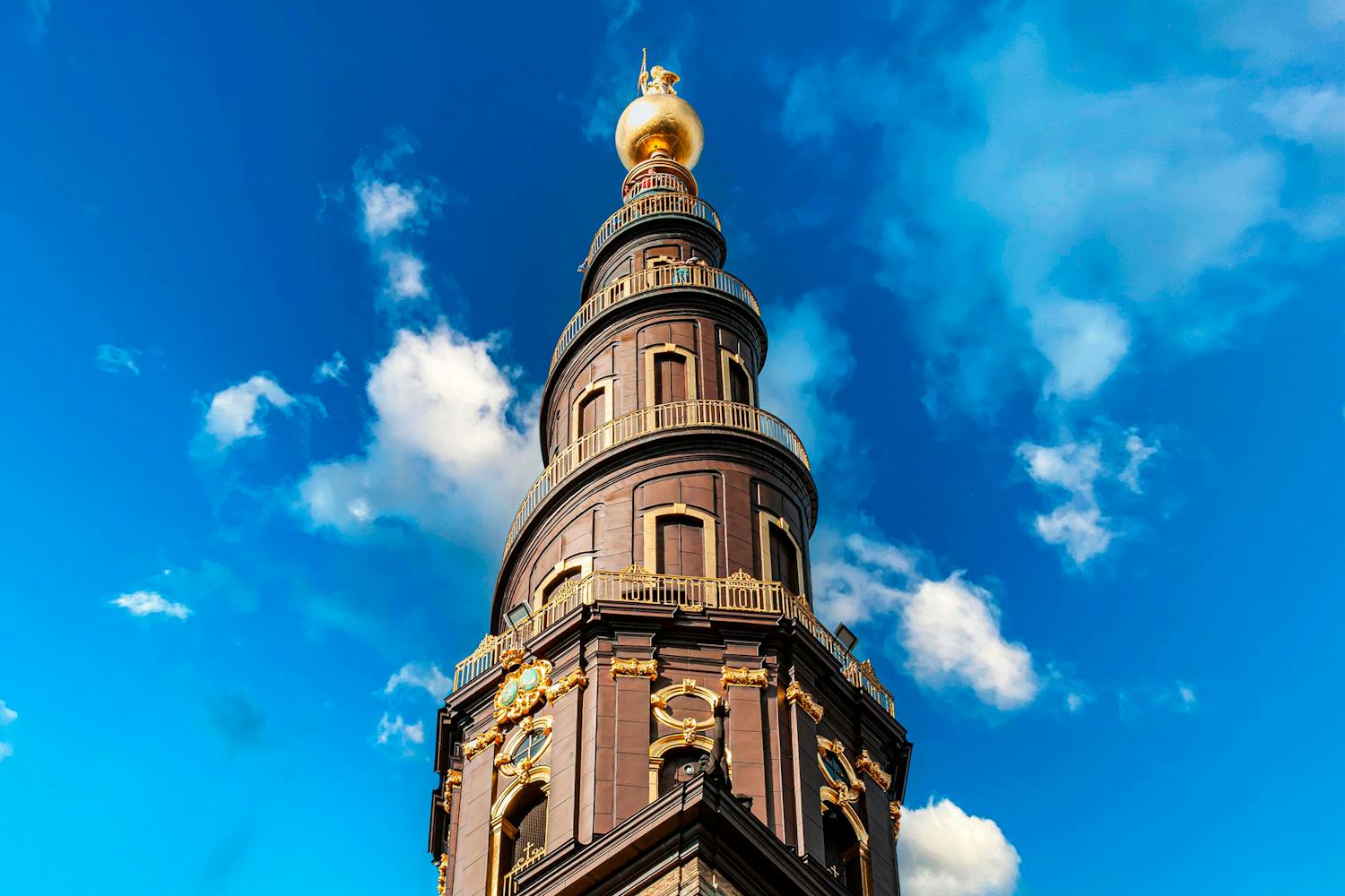 Vor Frelsers Kirke. Loistava esimerkki Kööpenhaminan perinteisestä arkkitehtuurista.